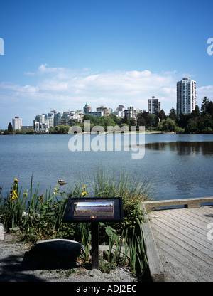 Die Lost Lagoon im Stanley Park mit Innenstadt von Gebäuden über Vancouver British Columbia Kanada Nordamerika Stockfoto