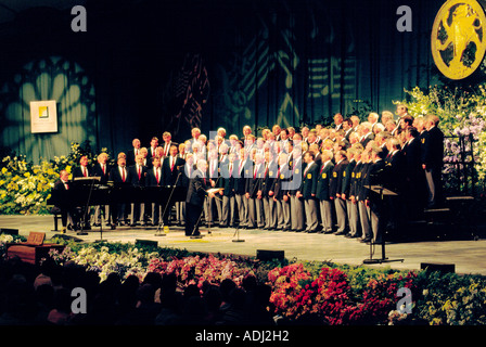 Walisischen Männerchor singt auf der Bühne am jährlichen Llangollen International Eisteddfod, Clwyd, Wales, UK Stockfoto