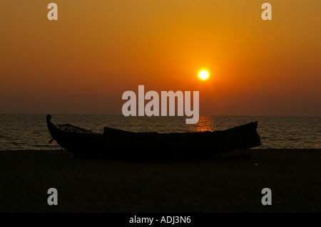 Strand Sonnenuntergang Angelboote/Fischerboote Trivandrum Thiruvananthapuram Kerala Arabische Meer Indien indisch Stockfoto