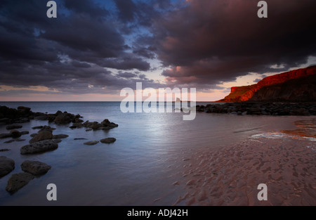 Sonnenuntergang am gegen Bay an der Küste von North Yorkshire Stockfoto