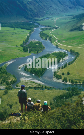 Gruppe von Touristen über die Chulyshman Flusstal s Altai Russland Stockfoto