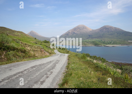 Landstraße und rote Cullins Isle Of Skye Schottland Juni 2006 Stockfoto