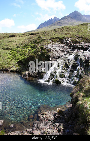 kleiner Wasserfall und Cuillin Hills Isle Of Skye Schottland Juni 2006 Stockfoto