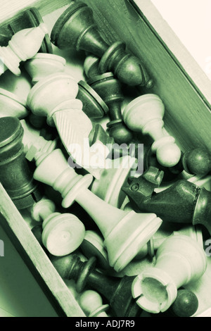 Schachfiguren in Holzkiste Stockfoto