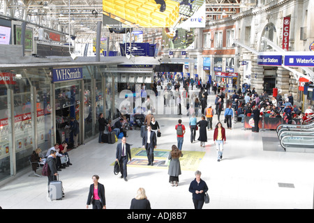 London Waterloo Passagiere Pendler und Käufern auf der belebten Bahnhofshalle am Bahnhof London Waterloo Stockfoto