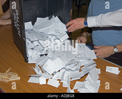 Wahlurne in der Wahlnacht geleert wird Stockfoto