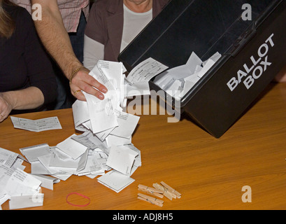 Wahlurne in der Wahlnacht geleert wird Stockfoto