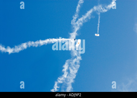 GREAT EXUMA BAHAMA GEORGE TOWN Red Bull Sky Dive Team Perrforming an die Familie Island Regatta-Nationalfeiertag Stockfoto