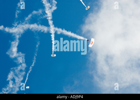 GREAT EXUMA BAHAMA GEORGE TOWN Red Bull Sky Dive Team Perrforming an die Familie Island Regatta-Nationalfeiertag Stockfoto