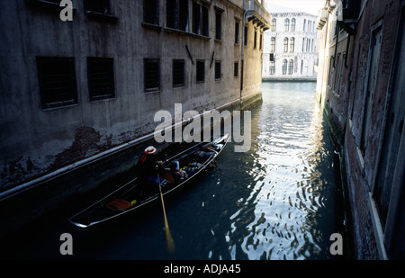 Gondoliere nimmt Touristen auf Gondel unten Seitenkanal in der Nähe von Grand Canal in Venedig Italien Stockfoto