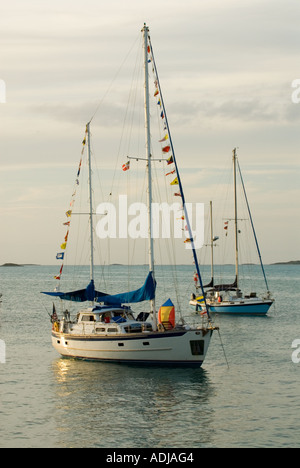 GREAT EXUMA BAHAMA GEORGE TOWN Segelboote vor Anker im Hafen von Elizabeth Bay Stockfoto