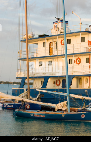 GRÖßERE EXUMA BAHAMA GEORGE TOWN Vermietung Segelboote und Hotel Schiff vertäut im Hafen von Elizabeth Bay Stockfoto