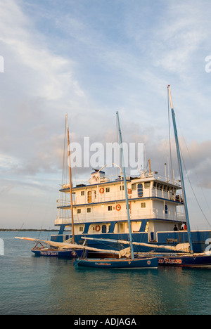 GREAT EXUMA BAHAMA GEORGE TOWN Vermietung Segelboote und Hotel Schiff vertäut im Hafen von Elizabeth Bay Stockfoto
