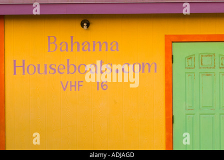 GRÖßERE EXUMA BAHAMA GEORGE TOWN bunte Hausboot Mietshaus bei Elizabeth Bay Harbour Marina Stockfoto