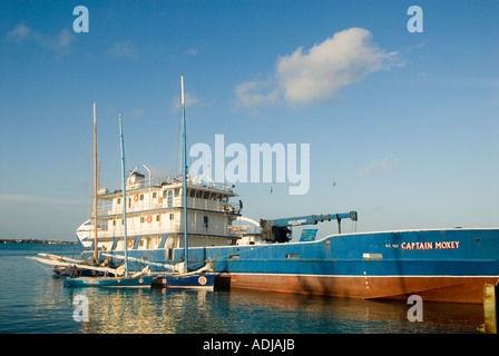 GRÖßERE EXUMA BAHAMA GEORGE TOWN kleine Segelboote durch bunte Kahn in Elizabeth Bay Hafen geparkt Stockfoto