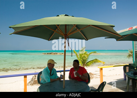 GREAT EXUMA BAHAMA Menschen genießen einen kühlen Drink am Big D Conch Spot Stevenson Bezirk Stockfoto