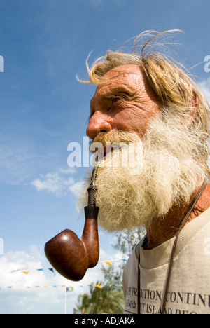 GREAT EXUMA BAHAMA GEORGE TOWN reifer Mann in Vollbart schnaufend auf Chromplaketten Rohr Familie Island Regatta Nationalfeiertag Stockfoto