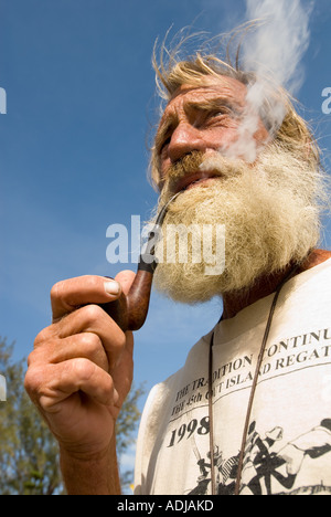 GRÖßERE EXUMA BAHAMA GEORGE TOWN reifer Mann in Vollbart schnaufend auf Chromplaketten Rohr Segeln auf den Bahamas Stockfoto