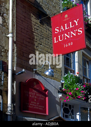 Hängeschild auf Sally Lunns Bäckerei, das älteste Haus in Badewanne, Avon, Großbritannien Stockfoto