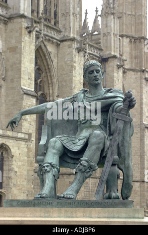 Statue von Konstantin dem Großen vor Münster von York, in dem er verkündet wurde der Römische Kaiser in 306 AD. Digitale Fotografie Stockfoto