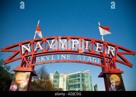 CHICAGO Illinois Navy Pier und Skyline Phase Schild mit Flaggen Shakespeare Repertory Theater im Hintergrund Stockfoto