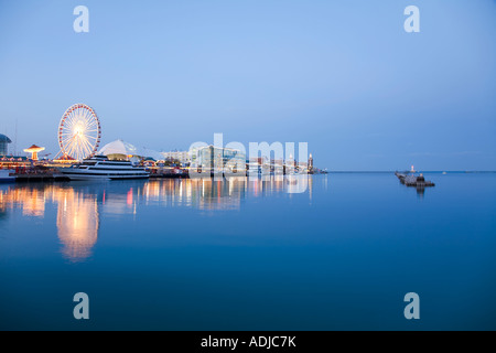 CHICAGO Illinois Gebäude am Navy Pier in der Nacht spiegelt sich im ruhigen Wasser des Lake Michigan Wellenbrecher Stockfoto