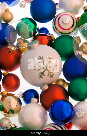 Vielzahl von bunten Christbaumschmuck Kugel auf weißem Hintergrund Studioportrait gestapelt Stockfoto