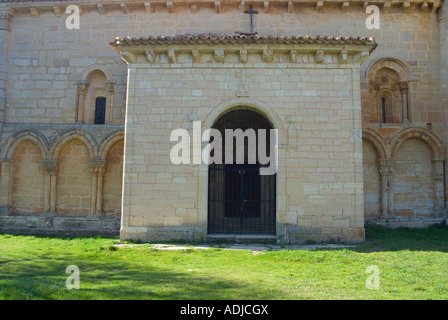 Romanische Kirche San Esteban Protomártir (12. Jahrhundert). Moradilo de Sedano. Provinz Burgos. Castilla y León. Spanien. Stockfoto