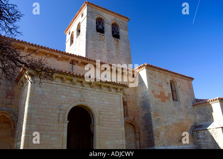 Romanische Kirche San Esteban Protomártir (12. Jahrhundert). Moradilo de Sedano. Provinz Burgos. Castilla y León. Spanien. Stockfoto