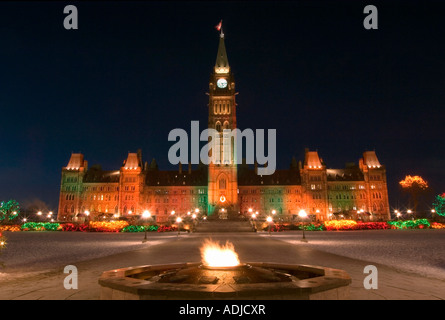 Winter-Blick auf Kanadas Parlamentsgebäude mit Eternal Flame. Stockfoto