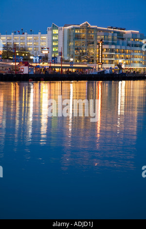 CHICAGO Illinois Shakespeare Repertory Theater am Navy Pier in der Nacht spiegelt sich im Wasser des Lake Michigan Stockfoto