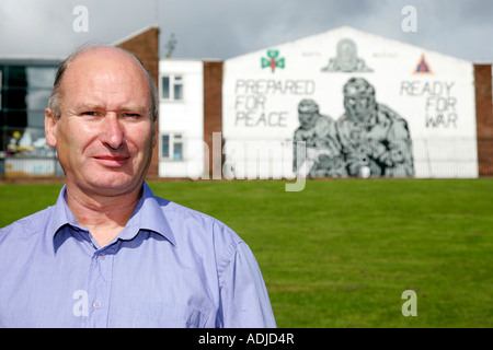 Ehemalige UVF Terrorist und ehemaligen MLA und Stadtrat Billy Hutchinson von den Welpen jetzt Gemeindearbeiter vor UVF Wandbild Stockfoto