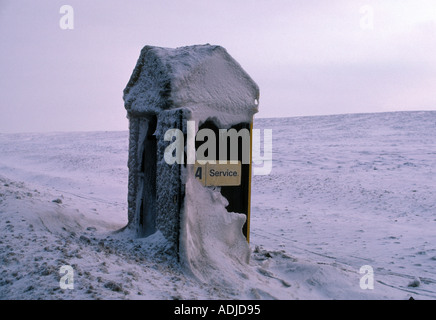 AA-box im Schnee Cheshire UK Stockfoto