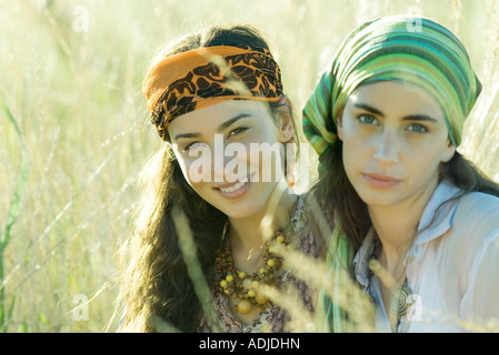 Zwei junge Frauen sitzen im Bereich Porträt Stockfoto