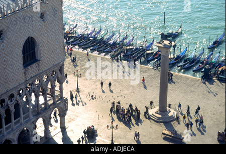 Mit Blick auf die Lagune vom Markusplatz mit Menschen und Besucher Venedig Italien Stockfoto