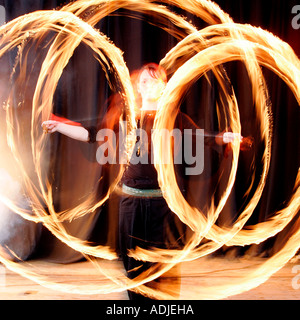 Verwirrung Gefahr Ballerina Ballett Tänzerin Schauspielerin Bühne Leistung Herausforderung Feuer abstrakte moderne absurd künstlerische balance Stockfoto