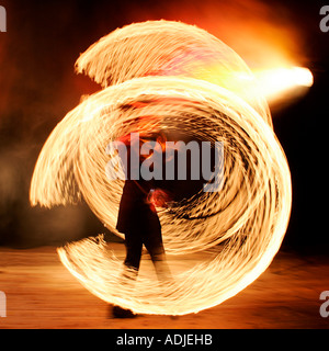 Verwirrung Gefahr Ballerina Ballett Tänzerin Schauspielerin Bühne Leistung Herausforderung Feuer abstrakte moderne absurd künstlerische balance Stockfoto