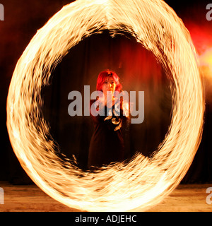 Verwirrung Gefahr Ballerina Ballett Tänzerin Schauspielerin Bühne Leistung Herausforderung Feuer abstrakte moderne absurd künstlerische balance Stockfoto