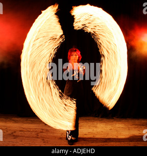 Verwirrung Gefahr Ballerina Ballett Tänzerin Schauspielerin Bühne Leistung Herausforderung Feuer abstrakte moderne absurd künstlerische balance Stockfoto