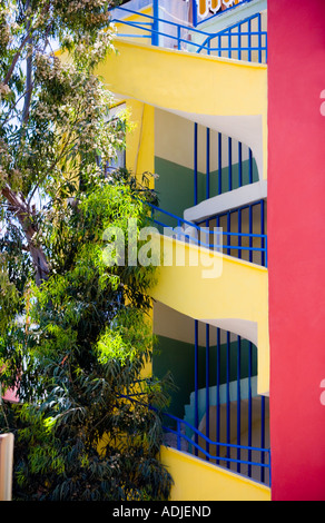 Gelb und Magenta Außentreppe Feature Altinkum, Türkei. Stockfoto