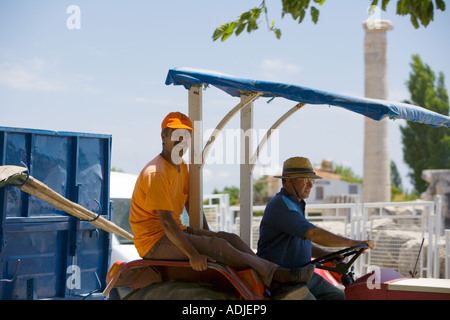 Weitergabe von Traktor mit Passagier im "Tempel des Apollo" in "Didim", "Türkei" Stockfoto