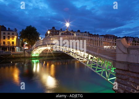 Halben Penny Brücke über den Fluss Liffey, Dublin, Irland Stockfoto