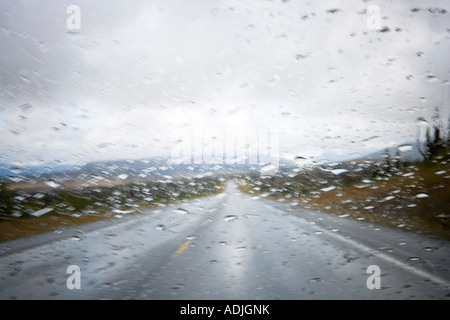 Treiber-Blick auf regen bedeckt, Windschutzscheibe und Fahrbahn mit Bewegungsunschärfe Effekt Herbst Glen Highway Yunan Alaska Stockfoto