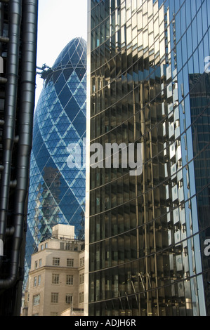 51 Kalk Querstraße rechts das Lloyds building links und 30 St Mary Axe Hintergrund in der City of London, august 2007 Stockfoto