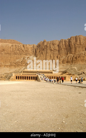 Touristen besuchen Hatschepsut-Tempel, Tal der Königinnen, Westjordanland Luxor Ägypten Stockfoto