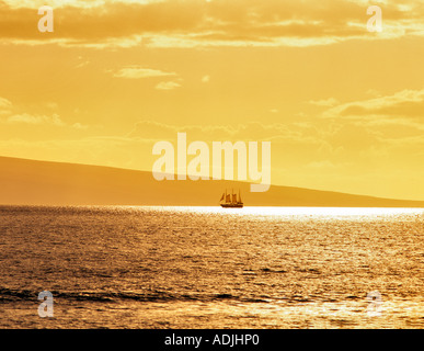 Hinterleuchtete alte Zeit Segeln Schiff bei Sonnenuntergang Insel Lanai auf der Rückseite Schuss aus Maui Hawaii Stockfoto