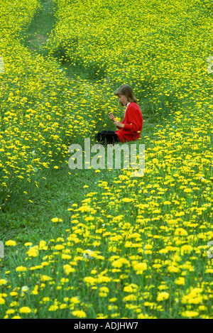 Kind im Feld mit Löwenzahn in der Nähe von Monroe Oregon Stockfoto