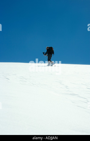 Skifahrer stehen am Hang, niedrigen Winkel Ansicht Stockfoto