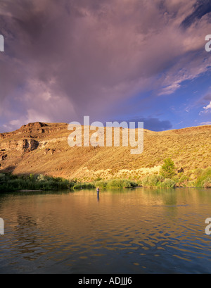 Fliegenfischer auf Owyhee River bei Sonnenuntergang in der Nähe von Adrian Oregon Stockfoto