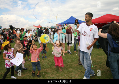 Kinder spielen mit Entertainer machen Bläschen London Mela 2007 Stockfoto